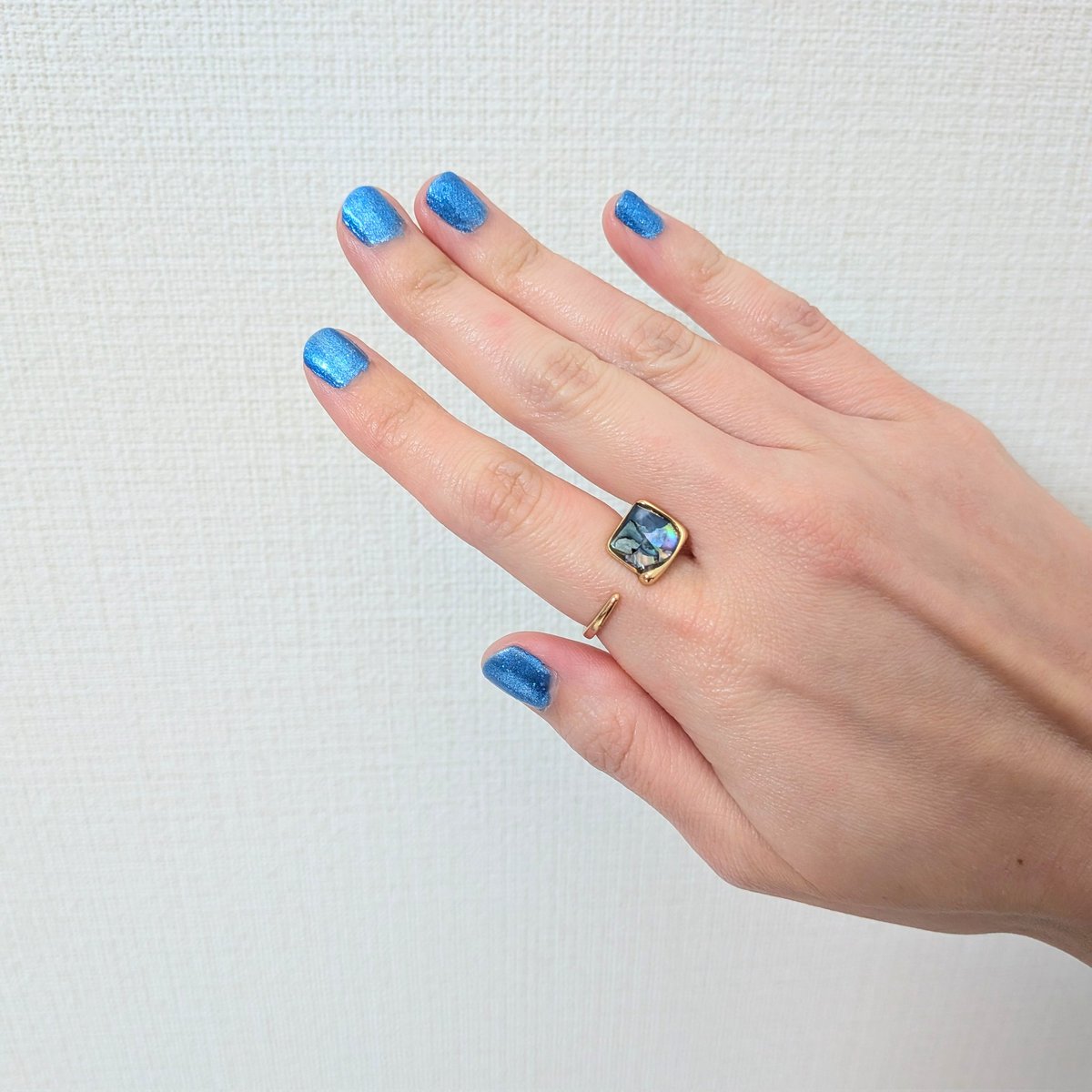 三郎DAYなので、
青色ラメのネイルと こうさかさん(<a href="/miuhaha1115/">づらこ(神農見習いのこうさか)</a>)の青リングで手元を瀬戸内カラーにしてみました

ギラギラしてて楽しい😊