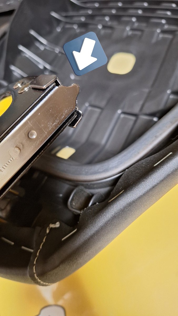 おバイク🛵³₃³₃から〜シート取ってきた‼️ パツンパンツって止めてある