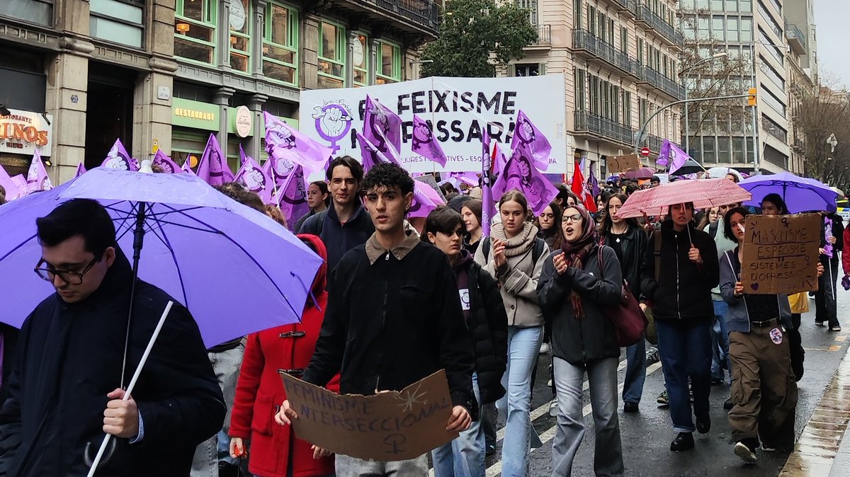 Avui buidem les aules i sortim als carrers contra la violència masclista, el patriarcat i la extrema dreta! La guerra imperialista i el feixisme no passaran! ✊🟣