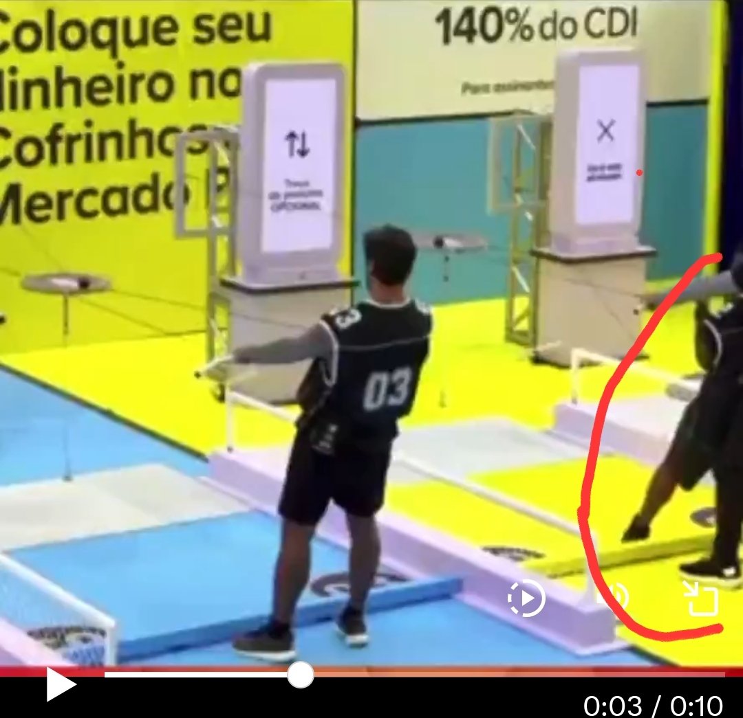<a href="/bbb/">Big Brother Brasil</a> <a href="/tadeuschmidt/">Tadeu Schmidt</a> <a href="/mercadopago/">Mercado Pago</a> foi explicado pelo diretor de prova que (na 1ª imagem) não poderia fazer o que o Damy está demonstrando, que é pisar na parte interna. E na 2ª imagem claramente o Boneco pisa na parte interna. REVISEM A PROVA #BBB26