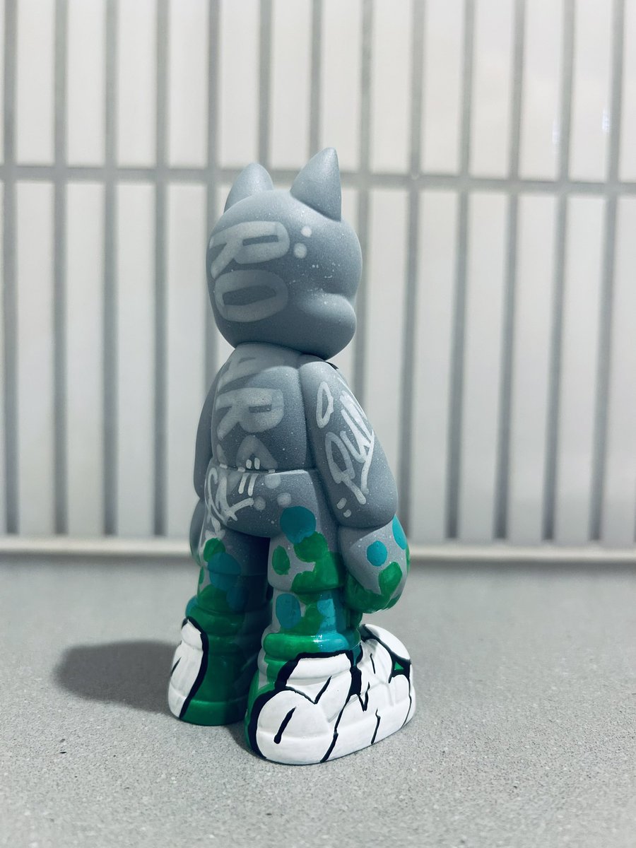 こっちは合間時間にコツコツと。

ストリート感マシマシの攻めた個体達。

凸凹したスニーカーにグラフィティを描くのは結構大変。

マスキングした顔を見て思ったけど、思い切って顔をパテでグチャっと潰してもかっこいいかも。