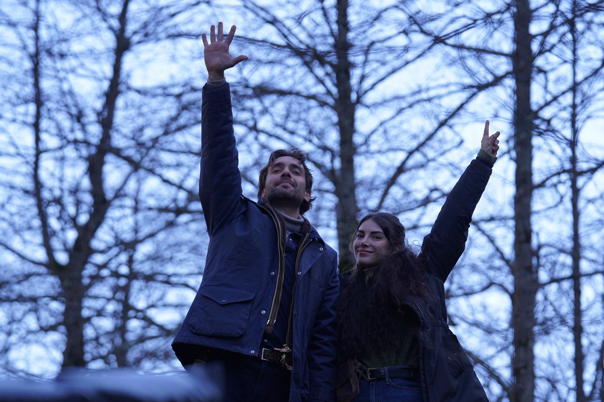 OGMPictures's tweet photo. #EsDil’in setten size selamı var… ❤️

@tasacakbudeniz bu akşam 20.00’de @trt1’de.

#TaşacakBuDeniz #OGMSetÖzel #OGMPictures https://t.co/IQ9EzDyL9U