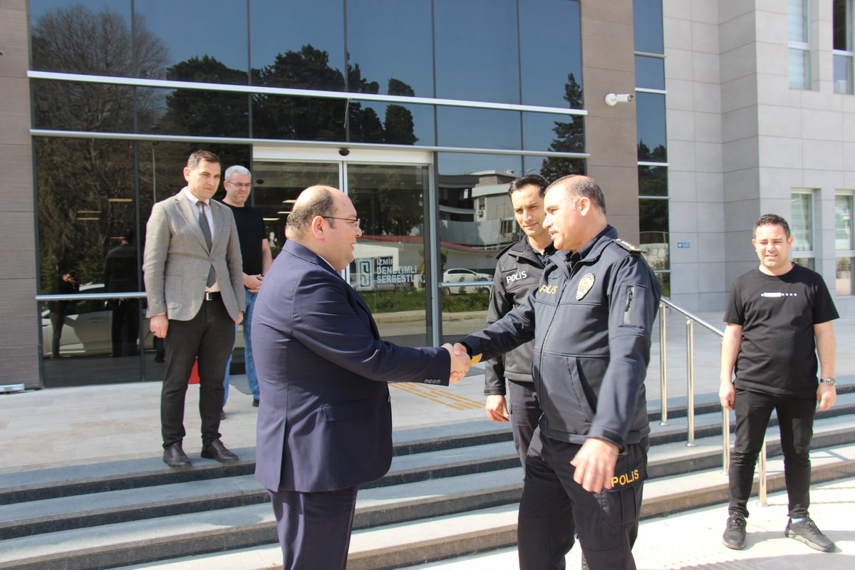 RÜŞTÜ ÜNSAL POLİS MESLEK YÜKSEKOKUL MÜDÜRÜ ÖKKEŞ BULUT'UN ZİYARETİ

İzmir Rüştü Ünsal Polis Meslek Yüksekokulu Müdürü Sayın Ökkeş Bulut'u müdürlüğümüzde misafir ettik.

İzmir de yürütülen denetimli serbestlik hizmetleri hakkında bilgi verdik. Müdürlüğümüzün gelecek perspektifi