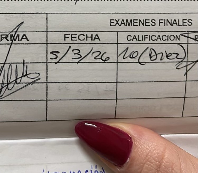 Mi abuela no terminó el primario.
Mi mamá no pudo terminar el secundario.
Y yo ayer firmé la última nota que me faltaba de la carrera.

Oficialmente, puedo decir que soy la primer mujer de mi familia bajo el título de Ingeniera, capaz de elegir su propio destino