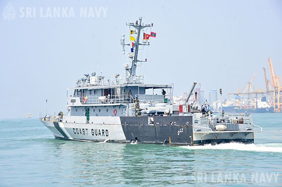 srilanka_navy's tweet photo. The departure of #MaldivesCoastGuard Ship Huravee from #Colombo marked the end of a brief replenishment visit. The @srilanka_navy honoured the departure with a traditional farewell, reinforcing mutual respect. 
@MNDF_Official #PortCall

Read more: https://t.co/FYBDJ3PGVY https://t.co/8ZhO9E0cmB
