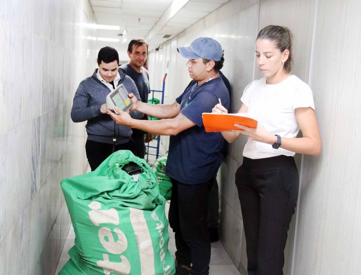 🔴 ADMINISTRACIÓN DE JUSTICIA

➡️ Retiran más de 1.400 kilos de papeles en desuso de juzgados laborales para reciclaje

➡️ La iniciativa apunta a optimizar espacios de trabajo, reducir residuos y promover prácticas institucionales más sostenibles.

👇🏻 ⚖️ 🔎