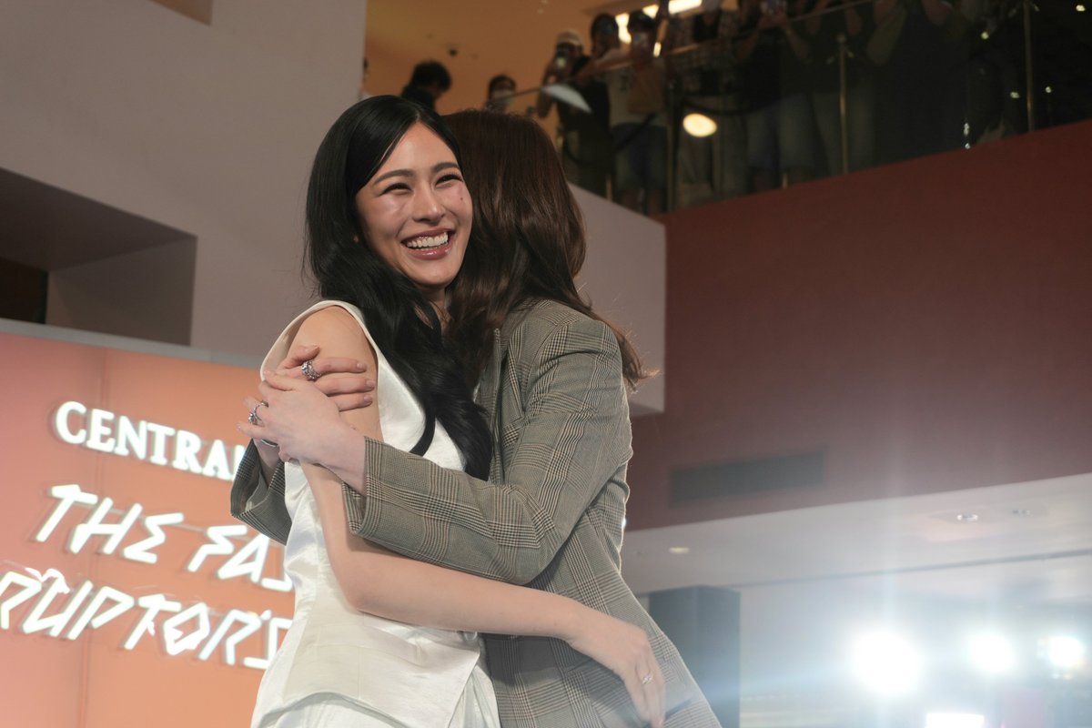 หวงพี่เค้ามากมั้ยออม 

#HERALoverWithLinglingKwong #OrmKornxCentralChidlom #CentralTheFashionDisr...