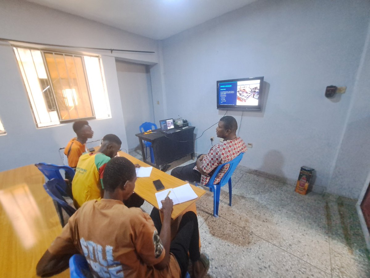Techjuniorfound's tweet photo. Round off for the week.
Training for the first week of March completed. 

We move 🔥 🔥 🔥 https://t.co/sb7ebbJGHJ