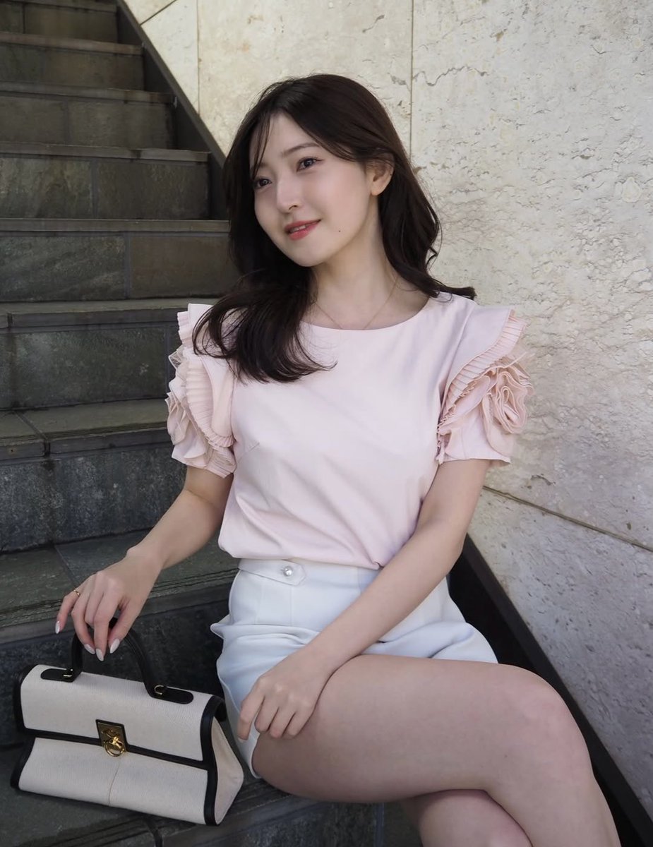 Chisnlipto's tweet photo. たくさん着画出てくるもんだから、ペプラムよりこっちか…？ってなってきてる🥹🌹
Rose Sleeve Top 押しなのかな🥹(まんまとハマる) https://t.co/IjEIetZuzL