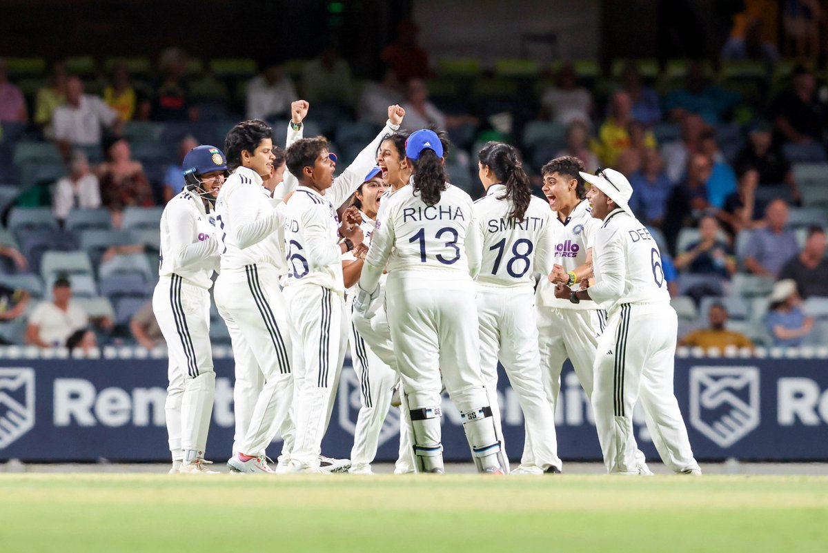 TheSonuJaat's tweet photo. 🚨"WHAT A CATCH Jemmi!
Jemimah Rodrigues with a screamer 🫡
Kranti Gaud opens her wicket-taking account in Test cricket! ✅
Phoebe Litchfield (9 off 39) falls to Kranti's bowling #AUSvIND #TestCricket #PinkBallTest #Perth https://t.co/Hwlvu1Swtm