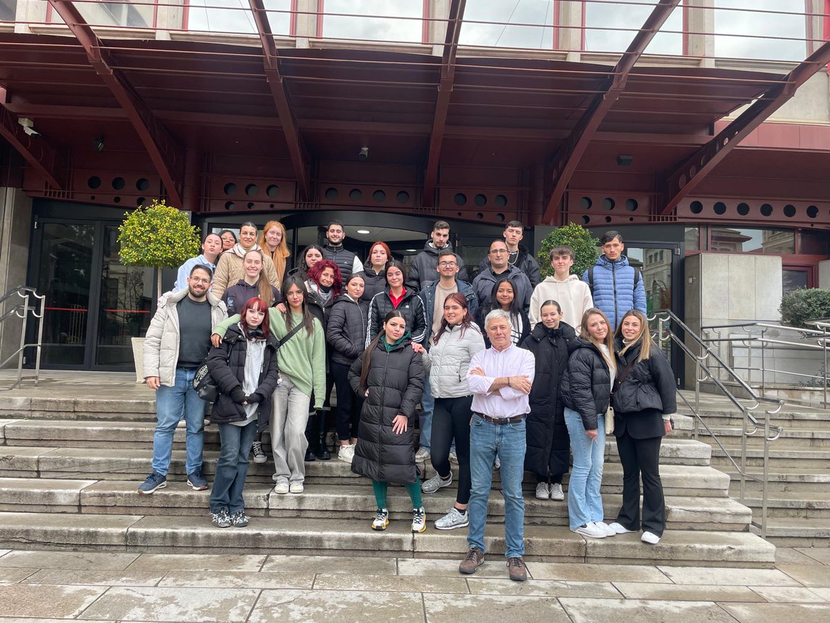centrojorbalan's tweet photo. El alumnado de 1º de Gestión Administrativa ha visitado hoy la delegación de Hacienda de Granada dentro del programa de Educación Cívico-Tributario donde ha conocido todas las áreas de la administración

#jorbalan #administrativo https://t.co/AE6vwoVSK7