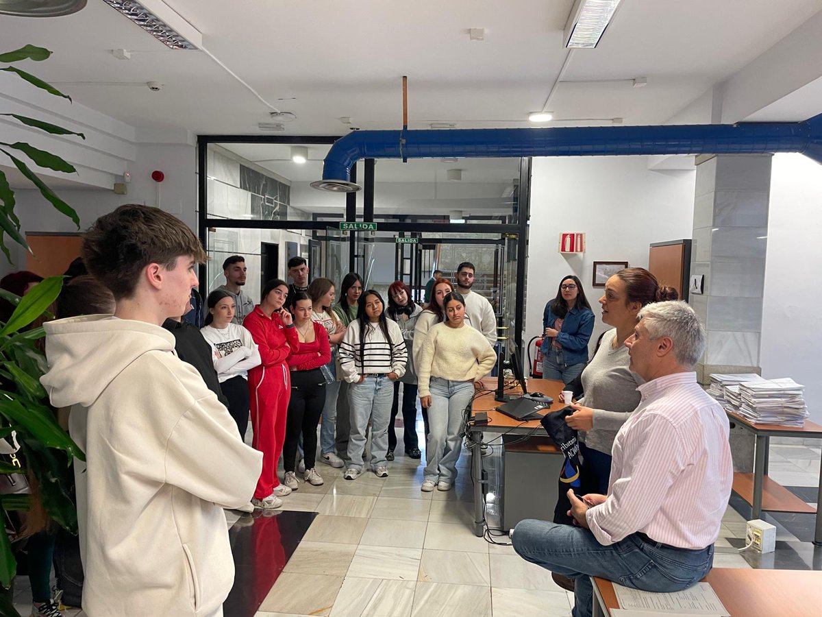 centrojorbalan's tweet photo. El alumnado de 1º de Gestión Administrativa ha visitado hoy la delegación de Hacienda de Granada dentro del programa de Educación Cívico-Tributario donde ha conocido todas las áreas de la administración

#jorbalan #administrativo https://t.co/AE6vwoVSK7