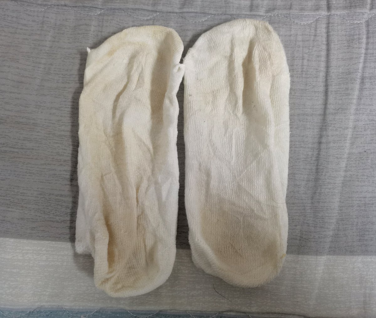 再次分享福建女大小八妹妹 <a href="/piken0707/">原味小八（福建）</a> 的5天重口棉袜。 
包装：真空密封包装。 
白色棉袜已被蹂躏出一片黄色痕迹，整体气味重口，气味是纯纯的汗臭味，脚尖最足。刚从袋取出时属实刺鼻，稍微静置后闻起来很爽。但没一会桌位都笼罩在臭脚气味中了，最后揉鼻子时发现连手指都腌入味了~
#原味 #原味袜子