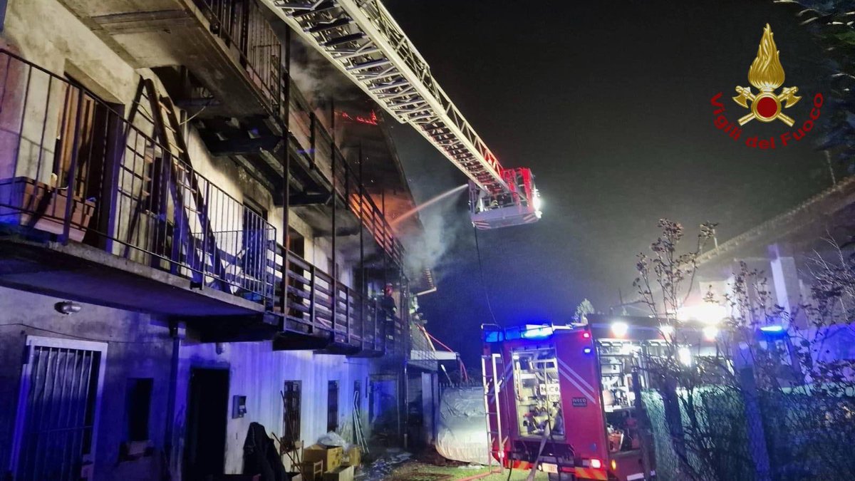 vigilidelfuoco's tweet image. Bloccati sul balcone da un #incendio, salvati dai #vigilidelfuoco. L’intervento stanotte a Oleggio, in provincia di #Novara

#6marzo
