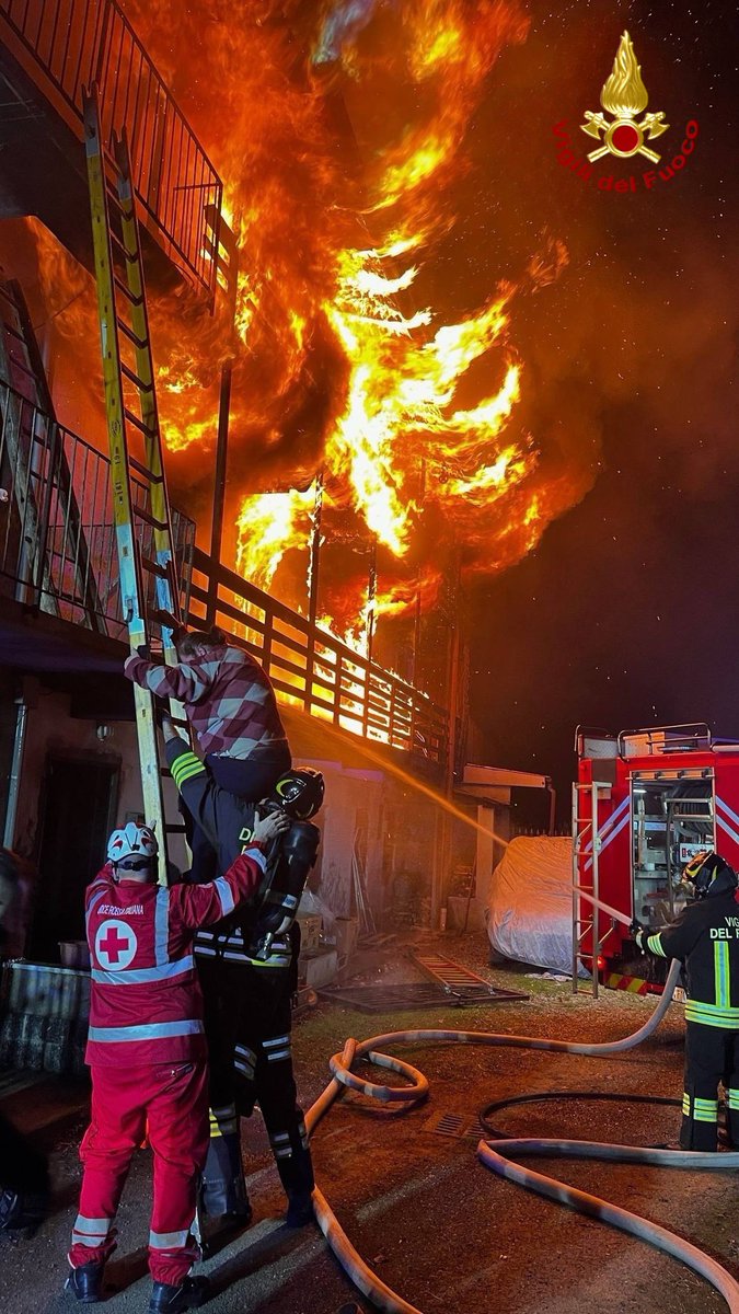 vigilidelfuoco's tweet image. Bloccati sul balcone da un #incendio, salvati dai #vigilidelfuoco. L’intervento stanotte a Oleggio, in provincia di #Novara

#6marzo