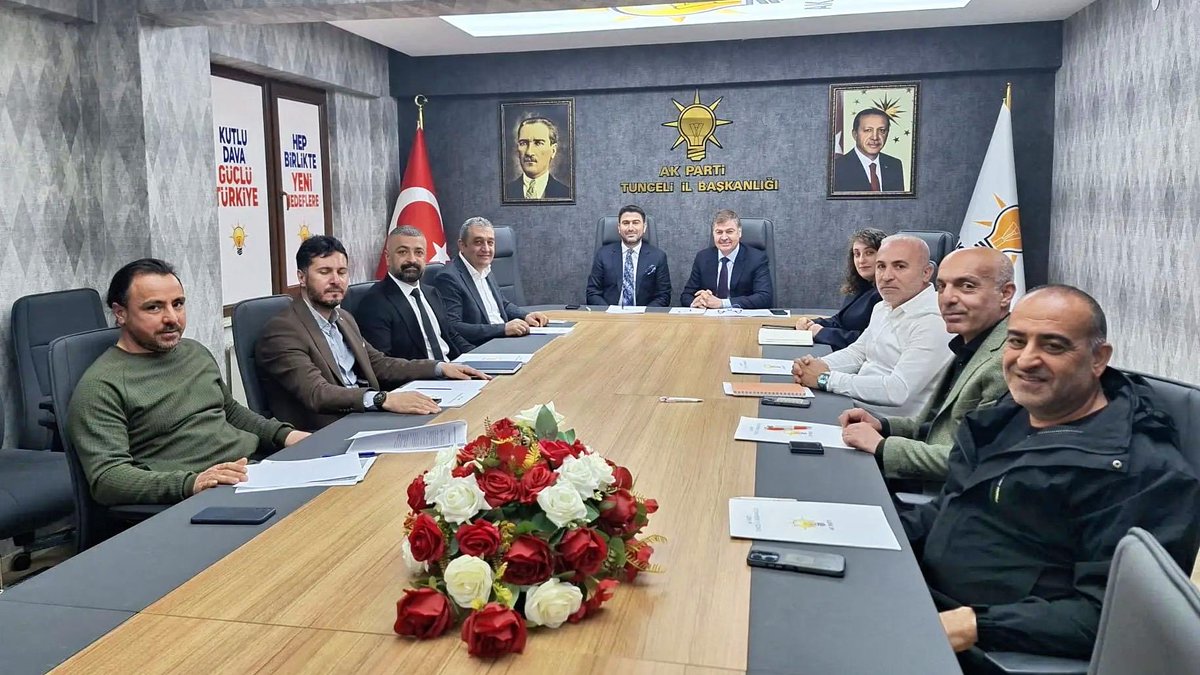 hakanozer62's tweet photo. 📍 AK Parti Tunceli İl Başkanlığı
"Durmak Yok, Yola Devam" şiarıyla Tunceli’miz için aşkla inançla çalışmaya devam ediyoruz.
Bölge Koordinatörümüz ve 27. Dönem Mardin Milletvekilimiz Sayın Cengiz Demirkaya ile ilçe koordinatörlerimizin katılımıyla istişare ve değerlendirme toplantımızı gerçekleştirdik. Teşkilat içi dinamiklerimizi güçlendirmek ve ilçelerimizdeki hizmet vizyonumuzu yeni bir solukla geliştirmek adına verimli kararlar aldık. Sayın vekilimize kıymetli tecrübeleri ve yol gösterici destekleri için teşekkür ediyoruz.
Tunceli’de hizmet anlayışımızı daha ileriye taşımak, her bir vatandaşımızın gönlüne dokunmak için kararlıyız. Şehrimiz için yeni bir dönem, güçlü bir vizyon vakti...
Değişim başlıyor, takipte kalın! 🇹🇷#tunceliiçinaşklainançla #akpartitunceli #AKParti @abuyukgumus @MustafaAlkayis @CengizDMRKY47 @akparti_tunceli