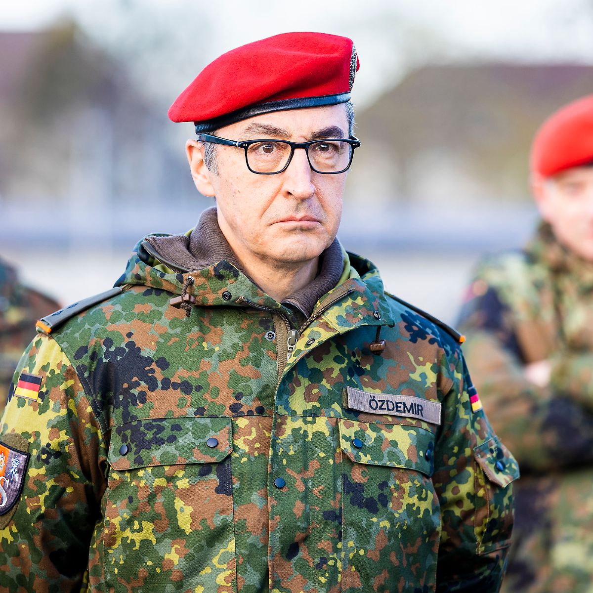 ChHaussmann's tweet photo. @derspiegel Dann schon lieber einen Ministerpräsidenten der durch #Bonusmeilen dem #Klimawandel half: Oberleutnant #Özdemir 😘 #BadenWürttemberg - also Maul halten! #Hunzinger https://t.co/7WaqNEA4B5