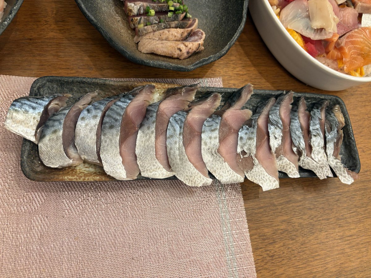 KjShibawan's tweet photo. 泉銀の鯖で作ったシメサバ
大き過ぎて皿に収まらない🤣

シメサバをオカズにちらし寿司を食べる‼️

船長、ご馳走さま😋
サイコーです🐟

#泉銀 https://t.co/ovpAw2RTMu