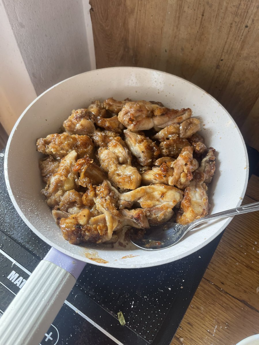 Sillycrepes's tweet photo. feeding the subkitlings with this one https://t.co/JKqV7kqwbo
