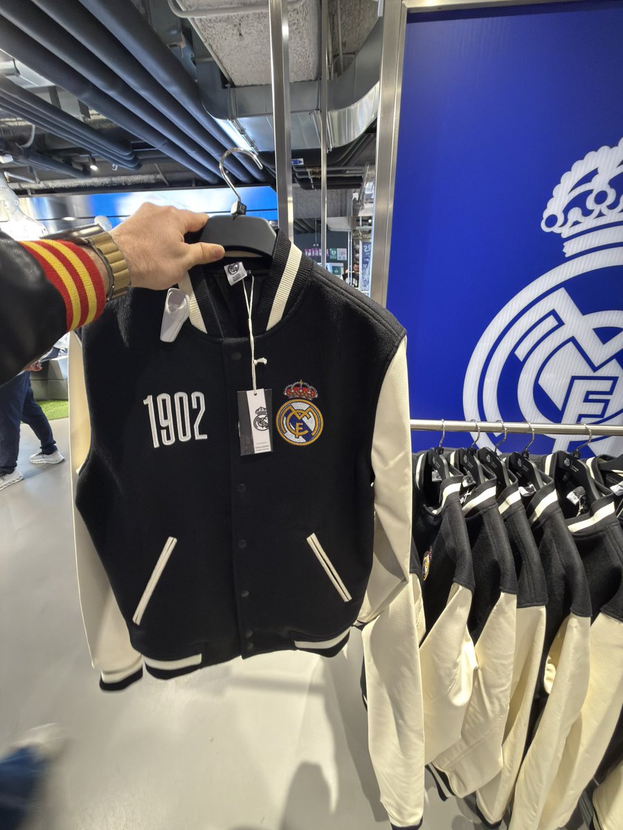 Bizim 2 sezon önce yaptığımız kolej ceketi Madrid yeni yapmış. Tamamen aynı dizayn. Deri kollar, sağ da tarih , solda arma. Kol ve yaka tekstil detayları bile aynı.