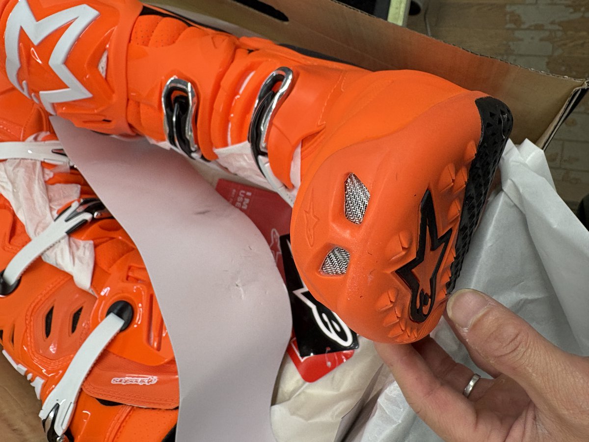 本日のお取り寄せ品】 ALPINESTARS TECH10 SUPER VENTEDブーツ