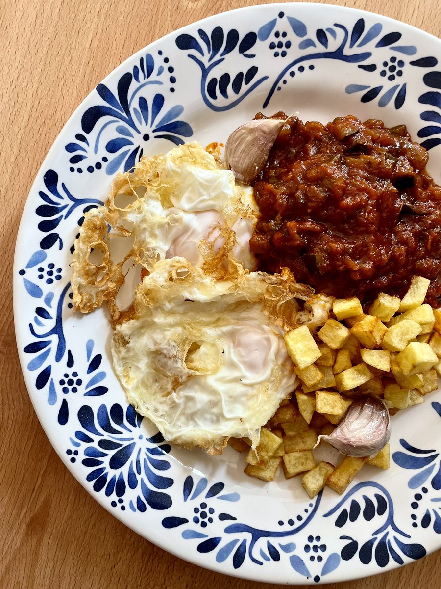 Pocos platos mejores se me ocurren:

- Pisto de verduras con una salsa de tomate bien reducida.

- 2 huevos fritos con puntilla.

- Patatas fritas con sus ajos encamisados.