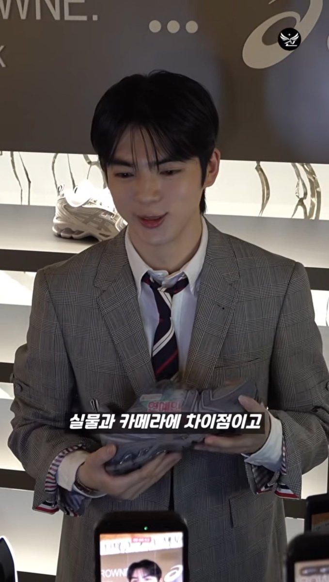 foruploadoly's tweet photo. 실물과 카메라의 차이점이고 나발이고 졸라게 잘생겼더라고요

마지막이 ㄹㅇ찐텐인게 너무 웃김 https://t.co/DfO0uDnVTG