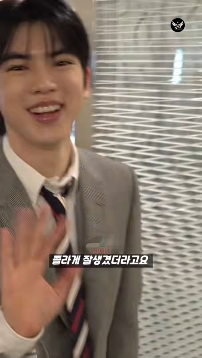 foruploadoly's tweet photo. 실물과 카메라의 차이점이고 나발이고 졸라게 잘생겼더라고요

마지막이 ㄹㅇ찐텐인게 너무 웃김 https://t.co/DfO0uDnVTG