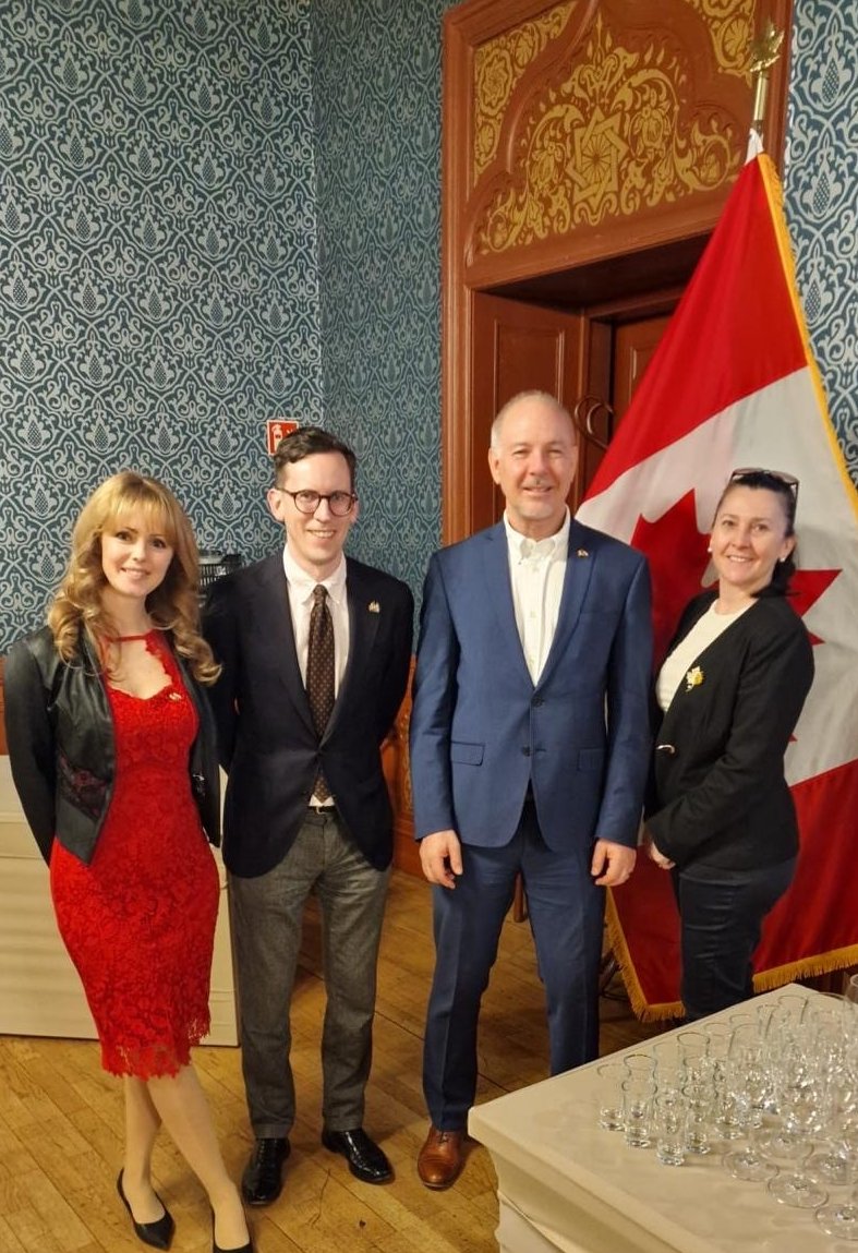 Canada en Hongrie tweet media