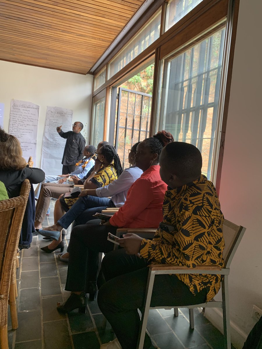 AurelieRG's tweet photo. Pressions sociales, biais genrés, comportements à risques, santé mentale… l’équipe 🇫🇷 au 🇷🇼 en formation avec l’association @rwamrec pour lutter contre les stéréotypes et progresser vers l’égalité 🚺🚹.

Merci à  @FideleRwamrec et son équipe
#8mars #DroitsDesFemmes https://t.co/VfMPUUBEuh