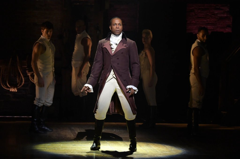 areviewmusical's tweet photo. 🚨⭐️ Leslie Odom Jr. vai reprisar seu papel em “Hamilton”, agora em Londres. 

O ator volta a viver Aaron Burr em uma temporada limitada de 9 semanas no West End, com performances a partir de 3 de julho até 5 de setembro. https://t.co/alfne2GT3e