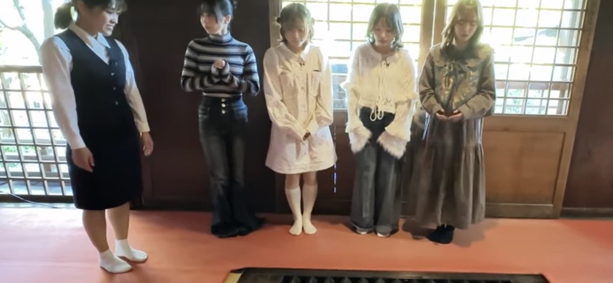 vv_eu7's tweet photo. ガイドさんの制服×白ソが特に良き https://t.co/runZw0eRPR