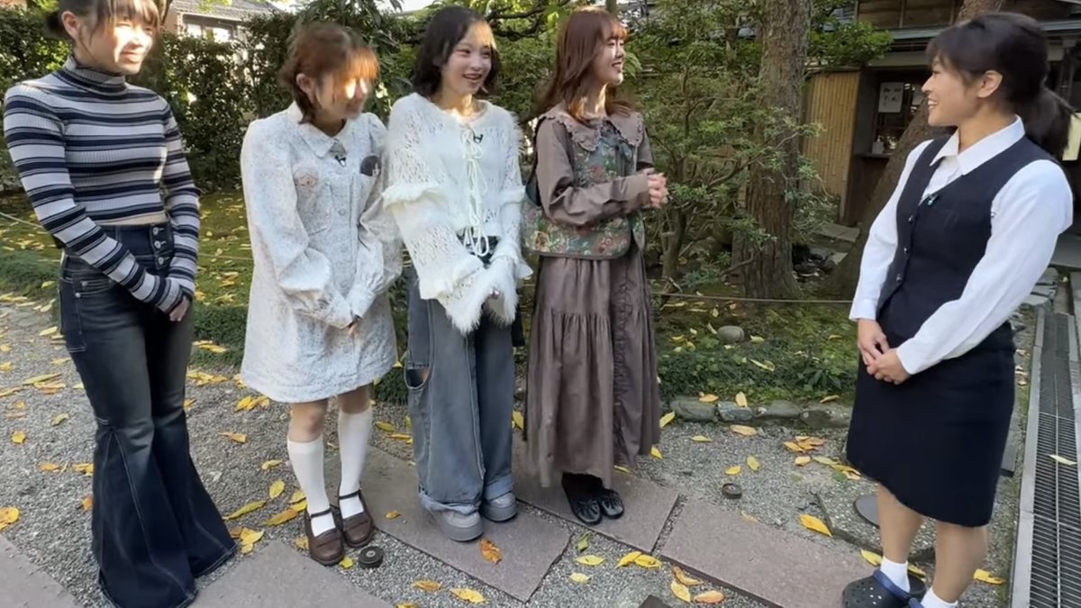 vv_eu7's tweet photo. ガイドさんの制服×白ソが特に良き https://t.co/runZw0eRPR