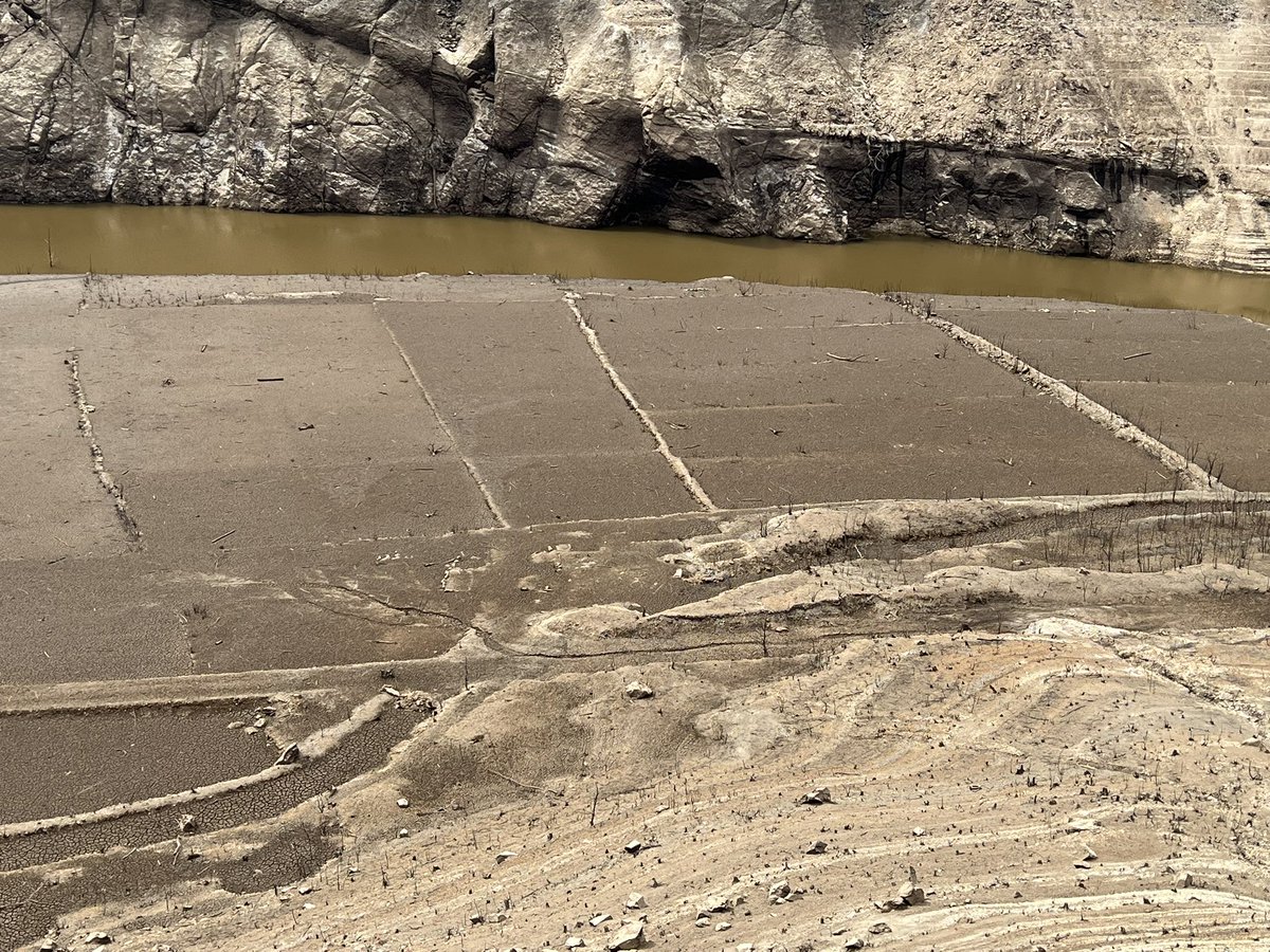 渇水の宇連ダム(愛知県)。貯水率1.9%。
木造の橋､橋脚､旧道､田畑の跡などの遺構が出現していた…。
ダム湖の遺構を幾つか見てきたがここは凄い…。