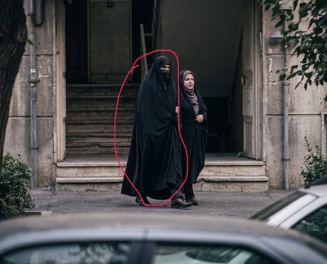 La imagen muestra a funcionarios del régimen iraní disfrazados con ropa de mujer para evitar ser detectados por drones mientras se desplazan por la ciudad.

La persona que aparece a la izquierda es Yaser Lofuti, un alto comandante de la milicia Basij de Teherán.
