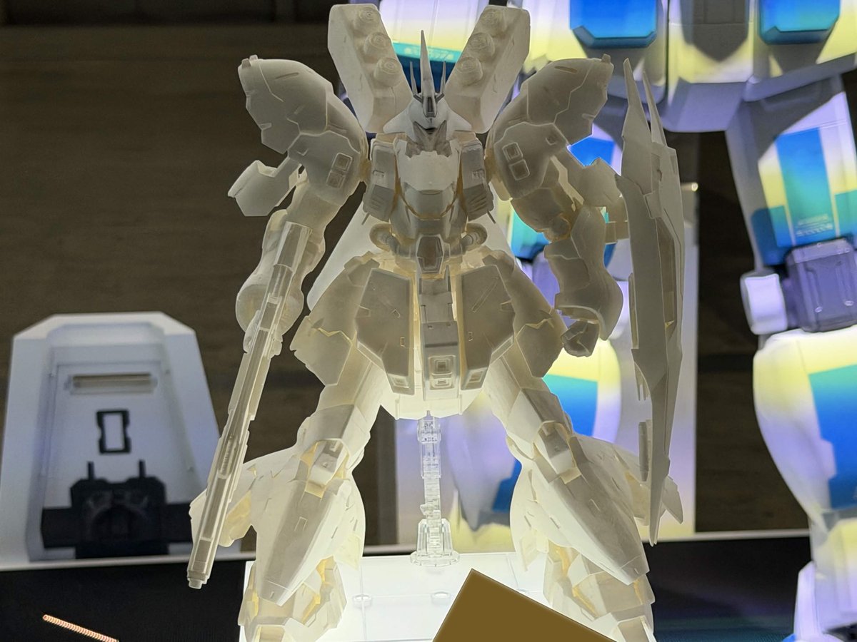 ディティールはRGだけど、サイズは1/100ぽかった
モックだからデカかっただけか？
とにかく楽しみだな！
写真下手ですまん！