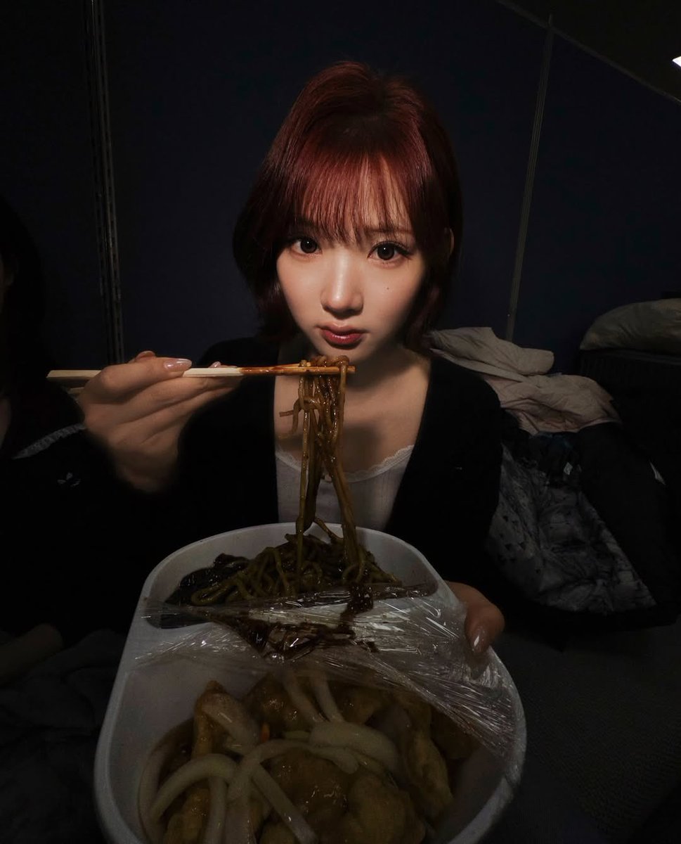 딴 애들 어둡게 한건 깐쥐나게 나왔는데 
얜 뭐야.. 신경쓰여… 얼른 먹어라…응..