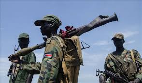 AFRICA24TV's tweet photo. Au 🇸🇸#SoudanDuSud, plusieurs militaires dont deux officiers, seront traduits devant une cour martiale après la mort d’au moins 25 civils le 21 février dans le comté d’#Ayod, dans l’État de #Jonglei, selon le porte-parole de l’armée Lul Ruai Koang. Les soldats arrêtés doivent être inculpés à Juba avant leur jugement, dans un contexte de recrudescence des violences entre forces gouvernementales et opposition.