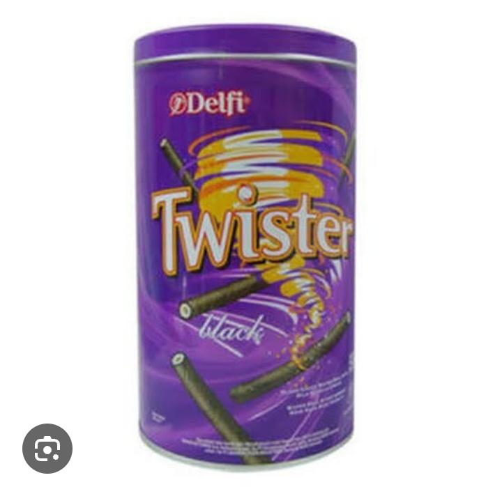 cloveryoux's tweet photo. Gen Z tahun 1997 -2001 an pasti masih inget snak TWISTER versi kaleng ini🙋🏻‍♀️Anti scam, isinya juga lumayan banyan, harganya murah. Paling enak varian black. cocok banget buat snack lebaran (SAYANGNYA SEKARANG GA PRODUKSI KALENGAN)🥹 https://t.co/eG01j0y3qE