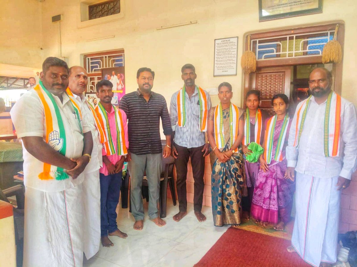 pvrvivekoffl's tweet photo. நாகை மாவட்டம் வேதாரண்யம் மேற்கு வட்டாரம், 
வடமழை மணக்காடு ஊராட்சியில் இருந்து, காங்கிரஸ் கட்சியில் இணைந்த தேசிய நெஞ்சங்களை வரவேற்று வாழ்த்திய போது..
உடன்,
பாராளுமன்ற முன்னாள் உறுப்பினர் திரு.P.V.இராஜேந்திரன் மற்றும் காங்கிரஸ் வட்டார,நகர நிர்வாகிகள்.. https://t.co/cAK4e69SoZ