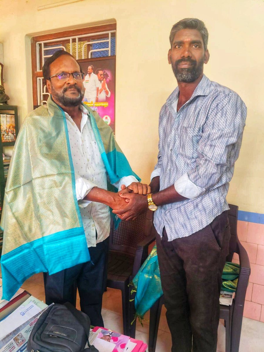 pvrvivekoffl's tweet photo. நாகை மாவட்டம் வேதாரண்யம் மேற்கு வட்டாரம், 
வடமழை மணக்காடு ஊராட்சியில் இருந்து, காங்கிரஸ் கட்சியில் இணைந்த தேசிய நெஞ்சங்களை வரவேற்று வாழ்த்திய போது..
உடன்,
பாராளுமன்ற முன்னாள் உறுப்பினர் திரு.P.V.இராஜேந்திரன் மற்றும் காங்கிரஸ் வட்டார,நகர நிர்வாகிகள்.. https://t.co/cAK4e69SoZ
