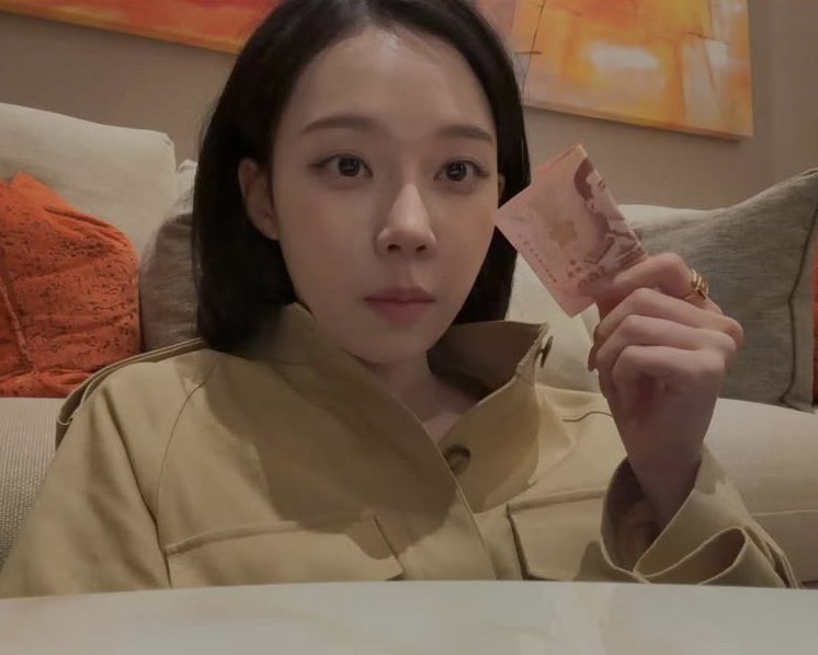 เนื่องจากน้องหนาวโชว์แบงค์ร้อยไทยป้าจึงขอแจก 100 รีอยากเดียวสะใจส่วนตัวสุ่มพรุ่งนี้หนึ่งทุ่มครึ่ง🤭🤭🤭🤭🤭🤭🤭🤭🤭🤭🤭