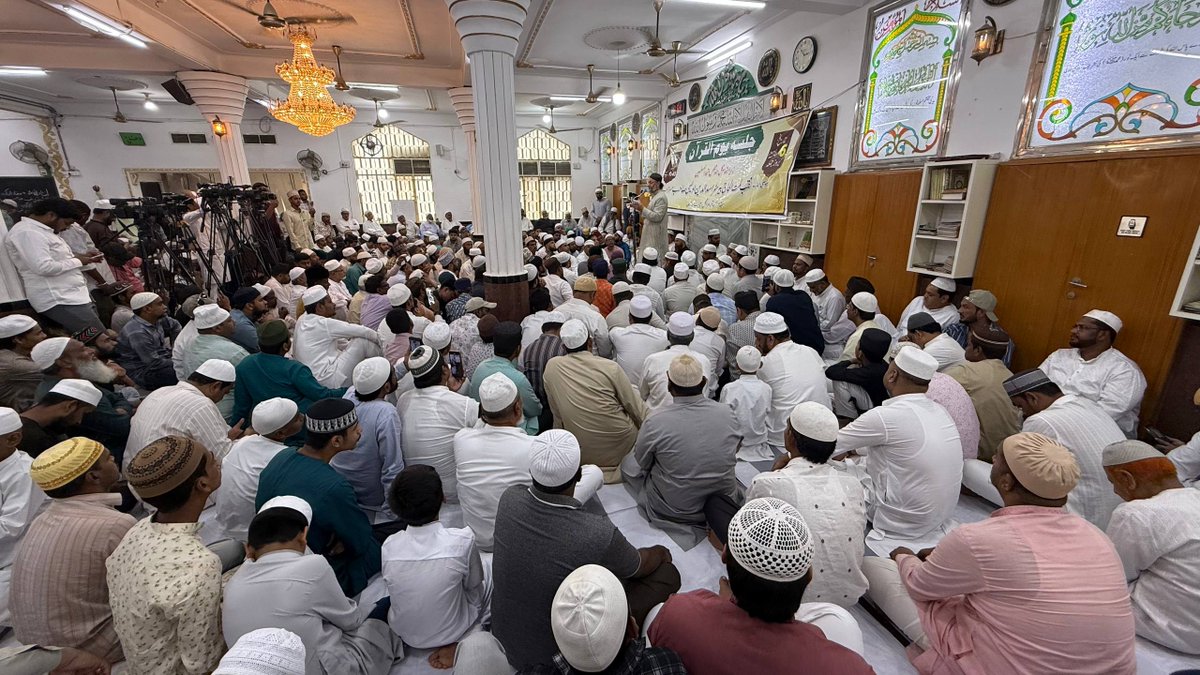 aimim_national's tweet photo. Hyderabad: AIMIM ke Zer-e-Ehtemaam Ramzan-Ul-Mubarak ke teesre Jummah ke mauqe per Masjid-e-Quba, Talabkatta, Yakutpura mein munaqqid "Jalsa Youm-Ul-Quran" se Sadr-e-Majlis Barrister @asadowaisi Sahab ka khususi khitab hua. 
Iss mauqe par Maulana Syed Shah Naimatullah Quadri Sahab, Maulana Syed Zaheer Uddin Ali Sufi Quadri Sahab aur Maulana Mufti Anwar Ahmed Quadri Sahab ka bhi khitab hua. Jalsa mein AIMIM party ke zimmedaraan bhi shirkat kiye. 
Dekhein Jalsa Youm-Ul-Quran ki kuch khaas tasveerein.