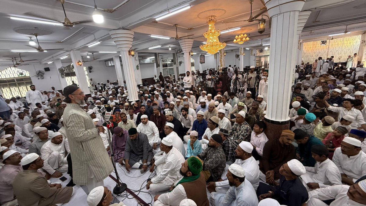 Hyderabad: AIMIM ke Zer-e-Ehtemaam Ramzan-Ul-Mubarak ke teesre Jummah ke mauqe per Masjid-e-Quba, Talabkatta, Yakutpura mein munaqqid "Jalsa Youm-Ul-Quran" se Sadr-e-Majlis Barrister <a href="/asadowaisi/">Asaduddin Owaisi</a> Sahab ka khususi khitab hua. 
Iss mauqe par Maulana Syed Shah Naimatullah Quadri