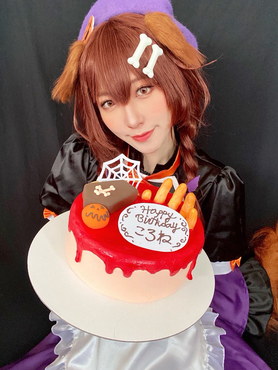 co_shih's tweet photo. EXPO Day3 ころねで参戦します🐶✨
 
こだわりポイント：
ころねの誕生日ケーキを手作りしました🎂
再現できるように、かなり時間をかけて作りました…！
EXPOで推しの姿になれるのが本当に幸せです🥹💛
 
アカウント名／シイ@co_shih 
  
#マリンに届けEXPOコス
#みてくれころさん
#hololivefesEXPO26 https://t.co/aEE9Xz06wl