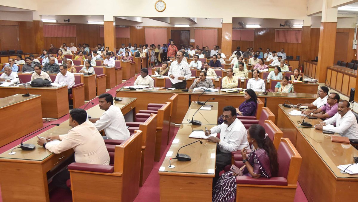 SPTumkur's tweet photo. ಜಿಲ್ಲಾ ಪಂಚಾಯತ್ ಸಭಾಂಗಣದಲ್ಲಿ ಈ ದಿನ ಕರ್ನಾಟಕ ರಾಜ್ಯ ಮಕ್ಕಳ ರಕ್ಷಣಾ ಆಯೋಗದ ಅಧ್ಯಕ್ಷರು ನಡೆಸಿದ ಪ್ರಗತಿ ಪರಿಶೀಲನಾ ಸಭೆಯಲ್ಲಿ ಭಾಗವಹಿಸಿ ಅಗತ್ಯ ಮಾಹಿತಿ ನೀಡಲಾಯಿತು. 
#TumakuruDistrictPolice 
#JillaPanchayath 
#ChildProtectionCommission
#AddlSpTumkur
@venkatashok https://t.co/2c2z8TpxoN
