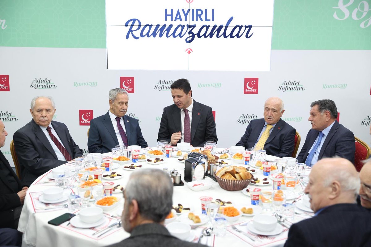 Bülent Arınç, Cemil Çiçek, Haşim Kılıç… 
Mahmut Arıkan’ın iftarında buluşmuşlar. 

Siyasette, yargıda estirdikleri rüzgarları yadetmişler. 
Bu devirde kimse sultan değil, bezirgan değil, padişah değil demişler. 

Her şey değişir yani! 
Her şey 😎