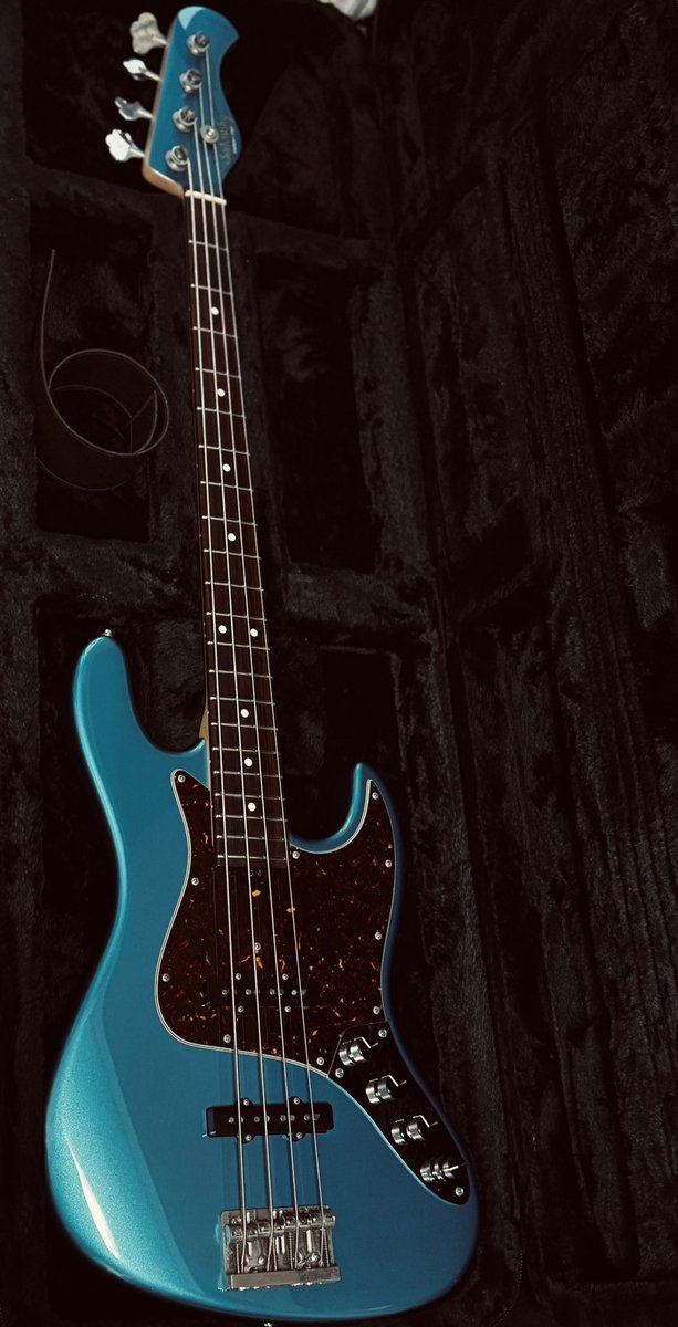 ヴァル tweet media