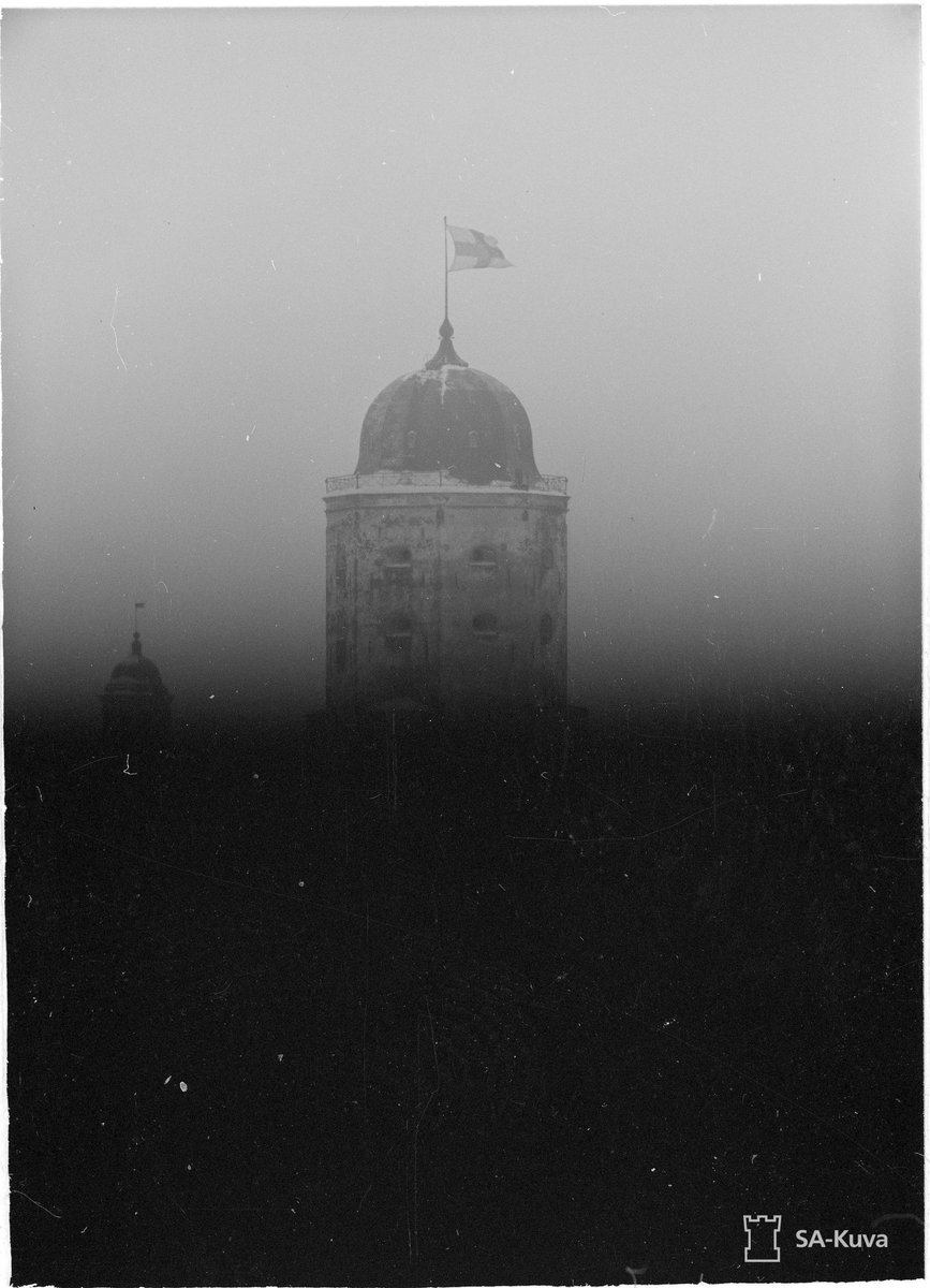 SorvariT's tweet image. Rök och dimma 5. mars 1940 över mina Fäders stad Viborg. Trupperna är nu vid bakre linjen, men de är beredda att utkämpa en helvetes strid...
#Vinterkriget
#Talvisota
#Winterwar
#Winterkrieg