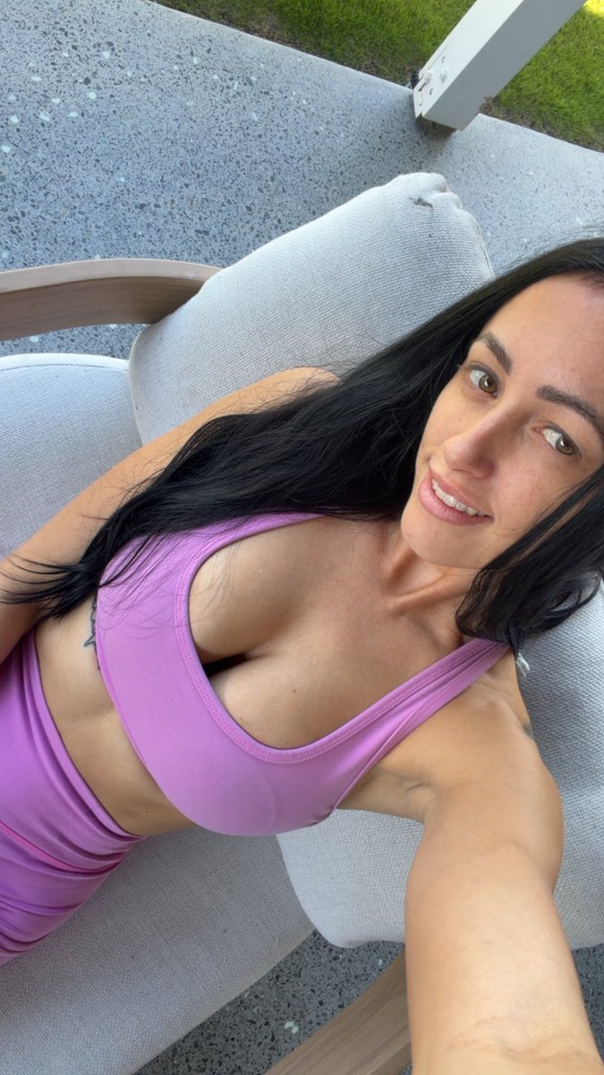 Mrs Privileged aka Andrea tweet media